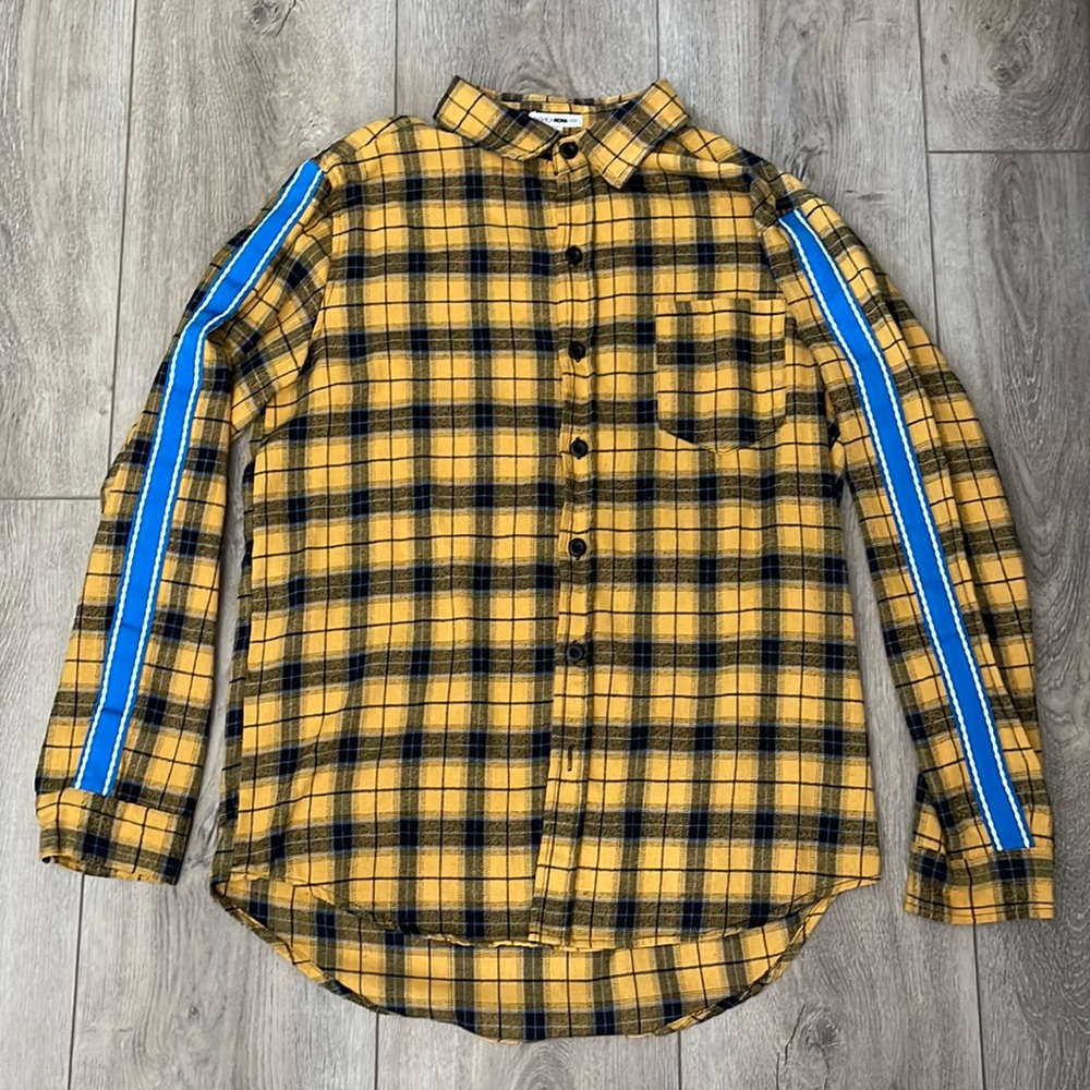 Flannel w blue stripes on the sleeves